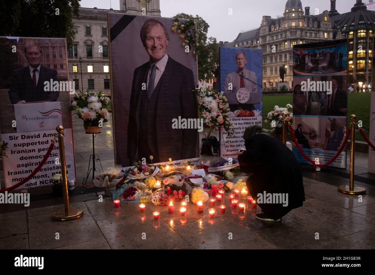 LONDRES, le 18 octobre 2021, Mémorial du député conservateur Sir David Amiss à propos du Parlement Sqaure, qui représentait Southend West dans l'Essex et qui a été poignardé à mort à l'église méthodiste Belfoires de Leigh-on-Sea Banque D'Images