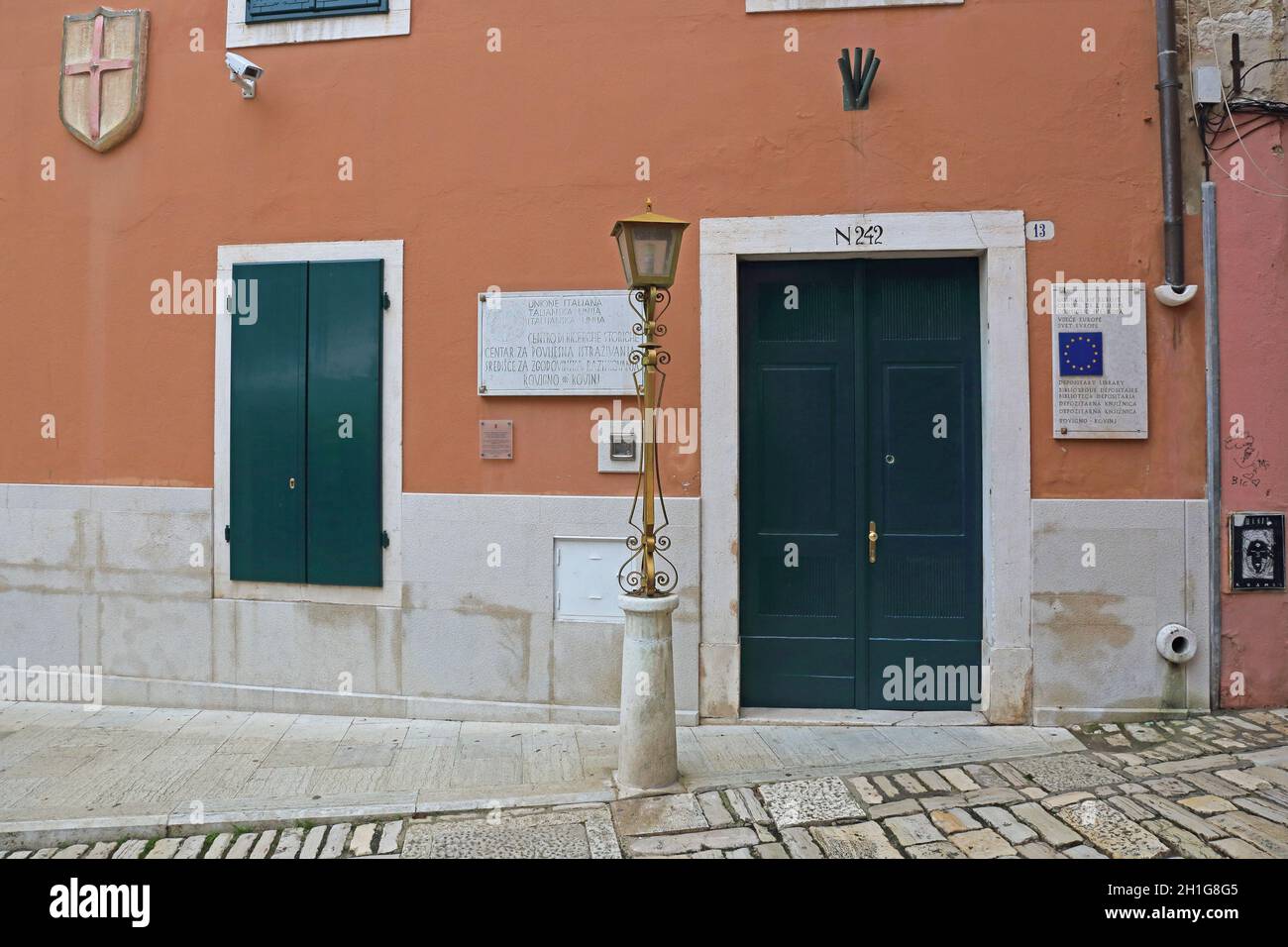 Rovinj, Croatie - 15 octobre 2014 : Bibliothèque de dépôt du Conseil de l'Europe et Centre de recherche historique l'Union italienne Bâtiment du gouvernement à Rovinj, C Banque D'Images