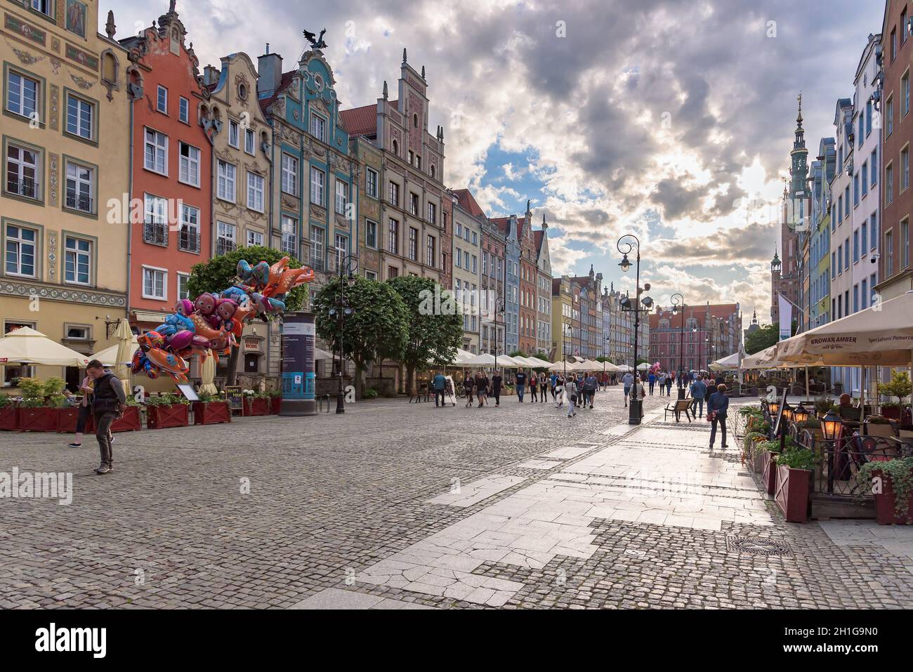 Gdansk, Pologne - 14 juin 2020 : les gens visitent la place du marché long, l'un des endroits les plus distinctifs de la ville Banque D'Images