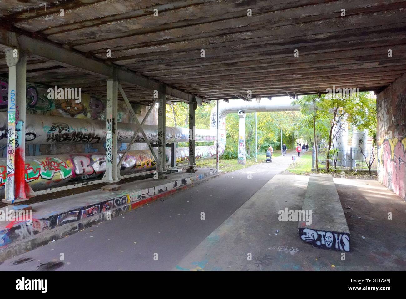 Leipzig, Allemagne.17 octobre 2021.Les conduites de chauffage de quartier passent sous le pont de Riebeckstraße le long du chemin de marche et de vélo de la 'Anger-Crottendorfer Bahnschneise'.Le chemin forme une connexion directe entre le parc de Lene-Voigt et le « Green Ring » autour de Leipzig.Sur l'ancien site ferroviaire, les cyclistes et les randonneurs peuvent profiter de la nature loin de la circulation routière et du bruit, au milieu du développement dense de l'est de Leipzig.Credit: Peter Endig/dpa-Zentralbild/ZB/dpa/Alay Live News Banque D'Images