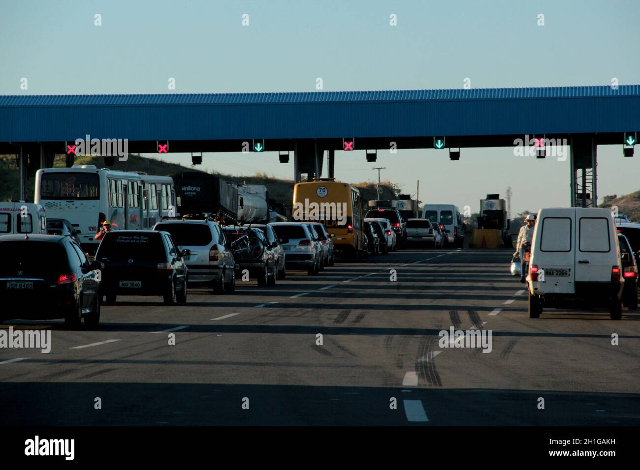 salvador, bahia / brésil - 19 décembre 2012: Des véhicules sont vus dans un péage plaza sur l'autoroute BA 526, CIA / Aeroporto, dans la ville de Salvador.*** local Banque D'Images