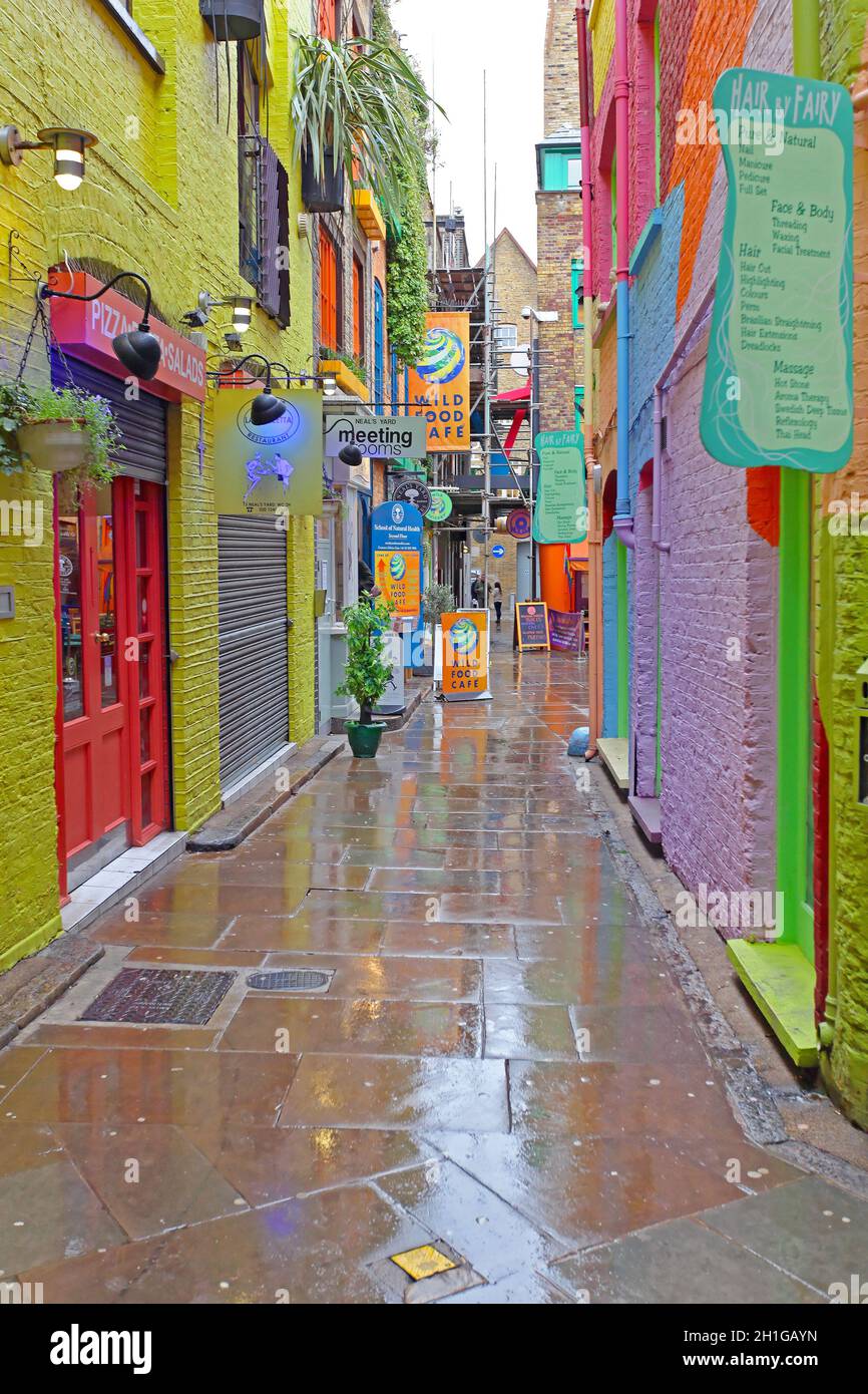 Londres, Royaume-Uni - 28 janvier 2013: Neals Yard Hidden Narrow passage Alley près de Covent Garden à Rainy Day à Londres, Royaume-Uni. Banque D'Images