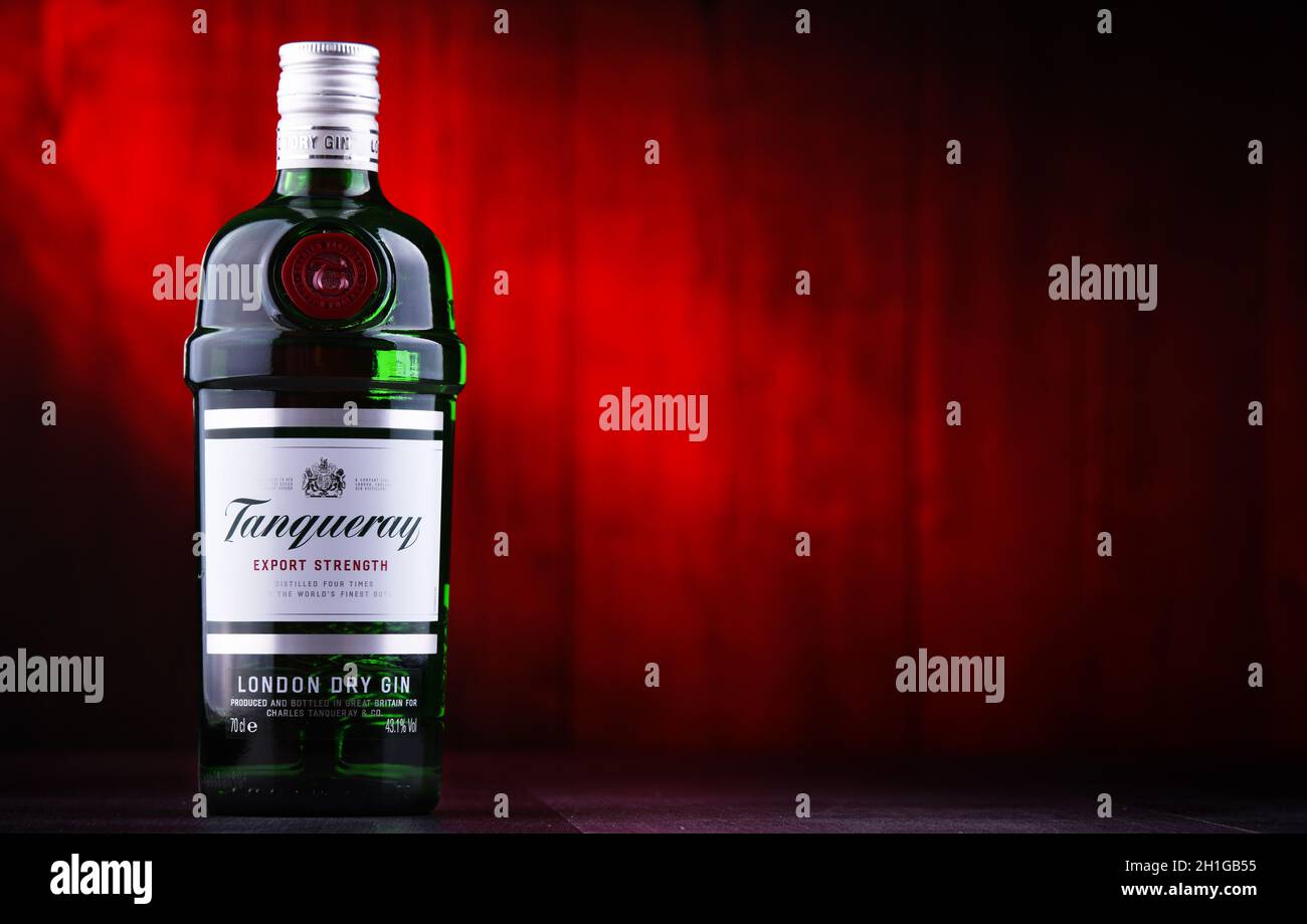 POZNAN, POL - 26 JUIN 2020 : bouteille de Tanqueray, une marque de gin produite par Diageo plc et commercialisée dans le monde entier Banque D'Images POZNAN, POL - 26 JUIN 2020 : bouteille de Tanqueray, une marque de gin produite par Diageo plc et commercialisée dans le monde entier Banque D'Images