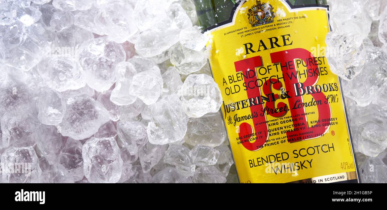 POZNAN, POL - 18 JUIN 2020 : bouteille de whisky écossais mélangé rare J&B, un produit de Justeerini & Brooks Ltd., marchand de vins et spiritueux qui a des abeilles Banque D'Images