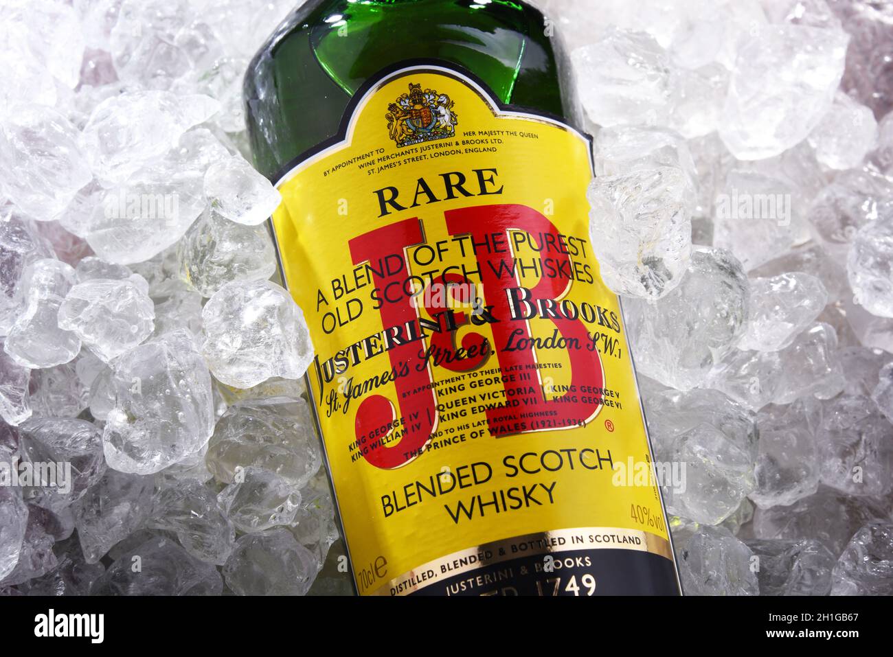 POZNAN, POL - 18 JUIN 2020 : bouteille de whisky écossais mélangé rare J&B, un produit de Justeerini & Brooks Ltd., marchand de vins et spiritueux qui a des abeilles Banque D'Images