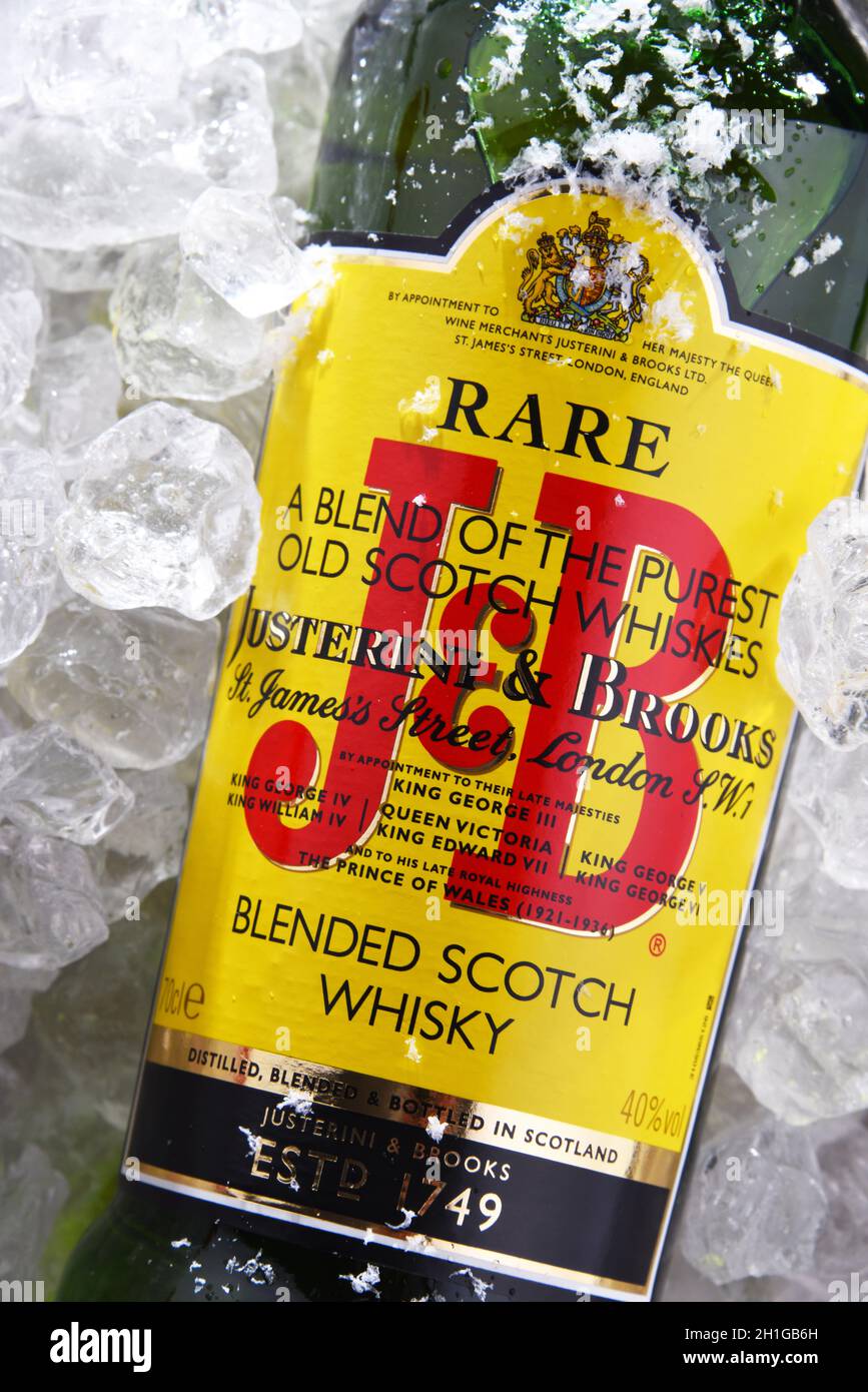 POZNAN, POL - 18 JUIN 2020 : bouteille de whisky écossais mélangé rare J&B, un produit de Justeerini & Brooks Ltd., marchand de vins et spiritueux qui a des abeilles Banque D'Images