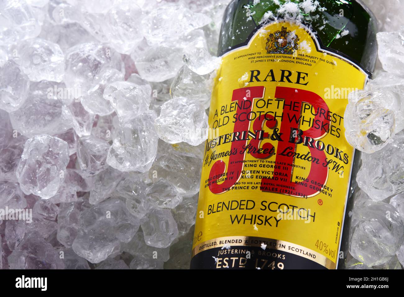 POZNAN, POL - 18 JUIN 2020 : bouteille de whisky écossais mélangé rare J&B, un produit de Justeerini & Brooks Ltd., marchand de vins et spiritueux qui a des abeilles Banque D'Images