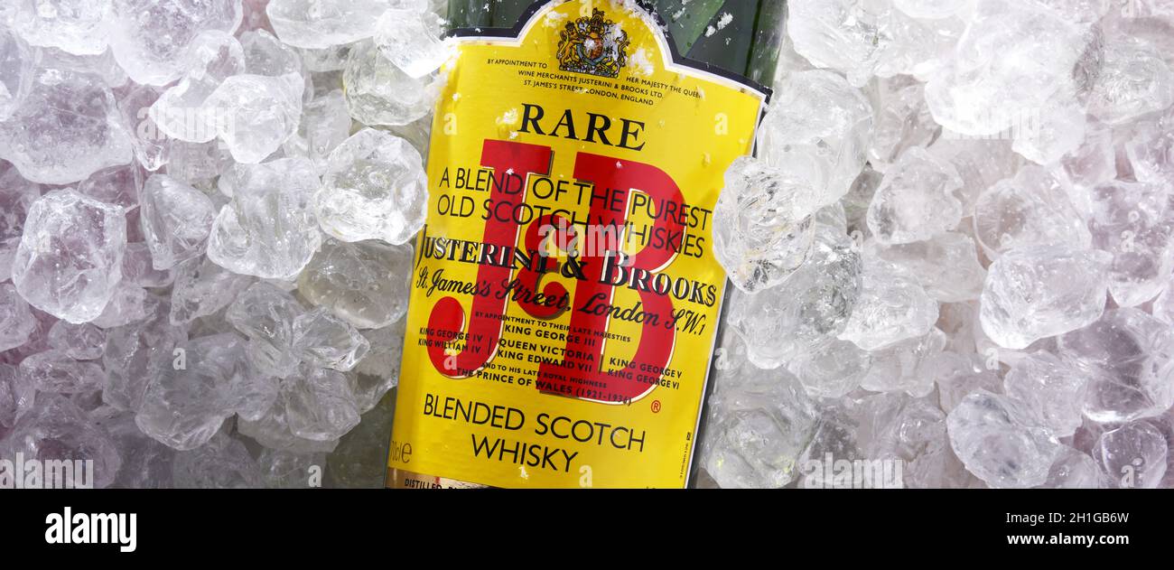 POZNAN, POL - 18 JUIN 2020 : bouteille de whisky écossais mélangé rare J&B, un produit de Justeerini & Brooks Ltd., marchand de vins et spiritueux qui a des abeilles Banque D'Images