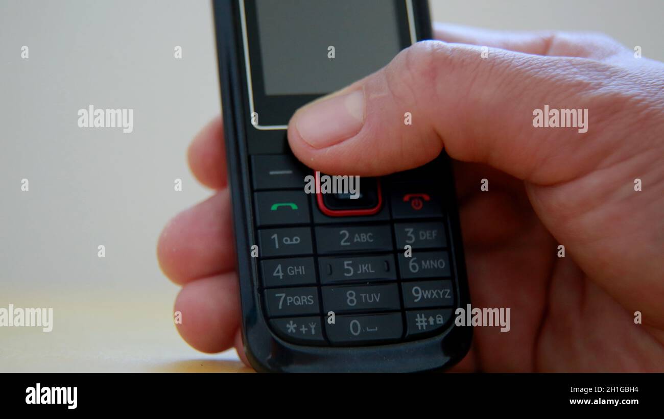 salvador, bahia / brésil - 10 juillet 2020: Main tient téléphone cellulaire analogique dans la ville de Salvador. Banque D'Images