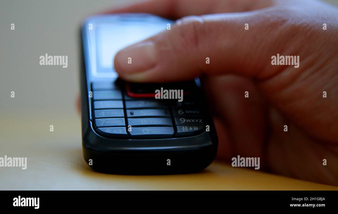 salvador, bahia / brésil - 10 juillet 2020: Main tient téléphone cellulaire analogique dans la ville de Salvador. Banque D'Images