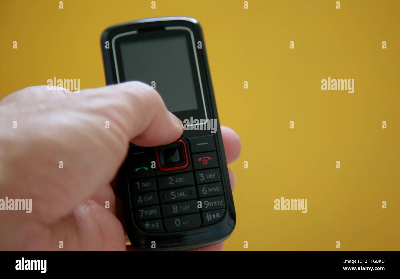 salvador, bahia / brésil - 10 juillet 2020: Main tient téléphone cellulaire analogique dans la ville de Salvador. Banque D'Images