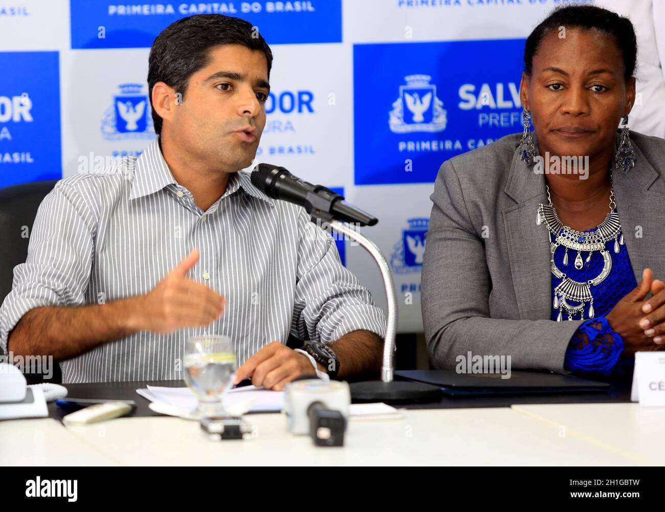salvador, bahia / brésil - 21 janvier 2016: ACM Neto, maire de Salvador et Celia Sacramento, maire adjoint sont vus pendant le raid dans la ville.*** Loca Banque D'Images