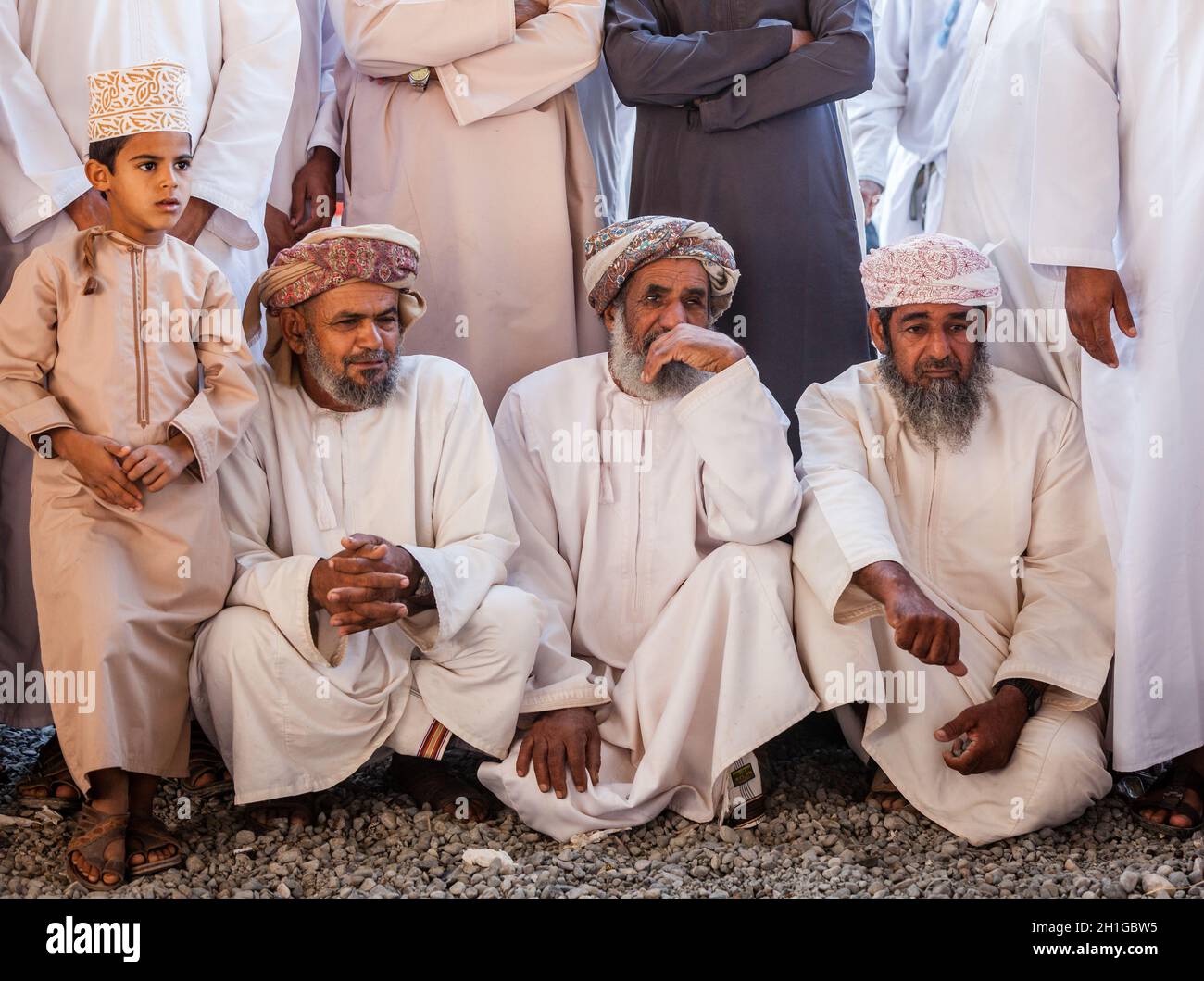 Nizwa, Oman, 2 décembre 2016 : les hommes locaux font du shopping sur le marché de la chèvre du vendredi à Nizwa, Oman Banque D'Images