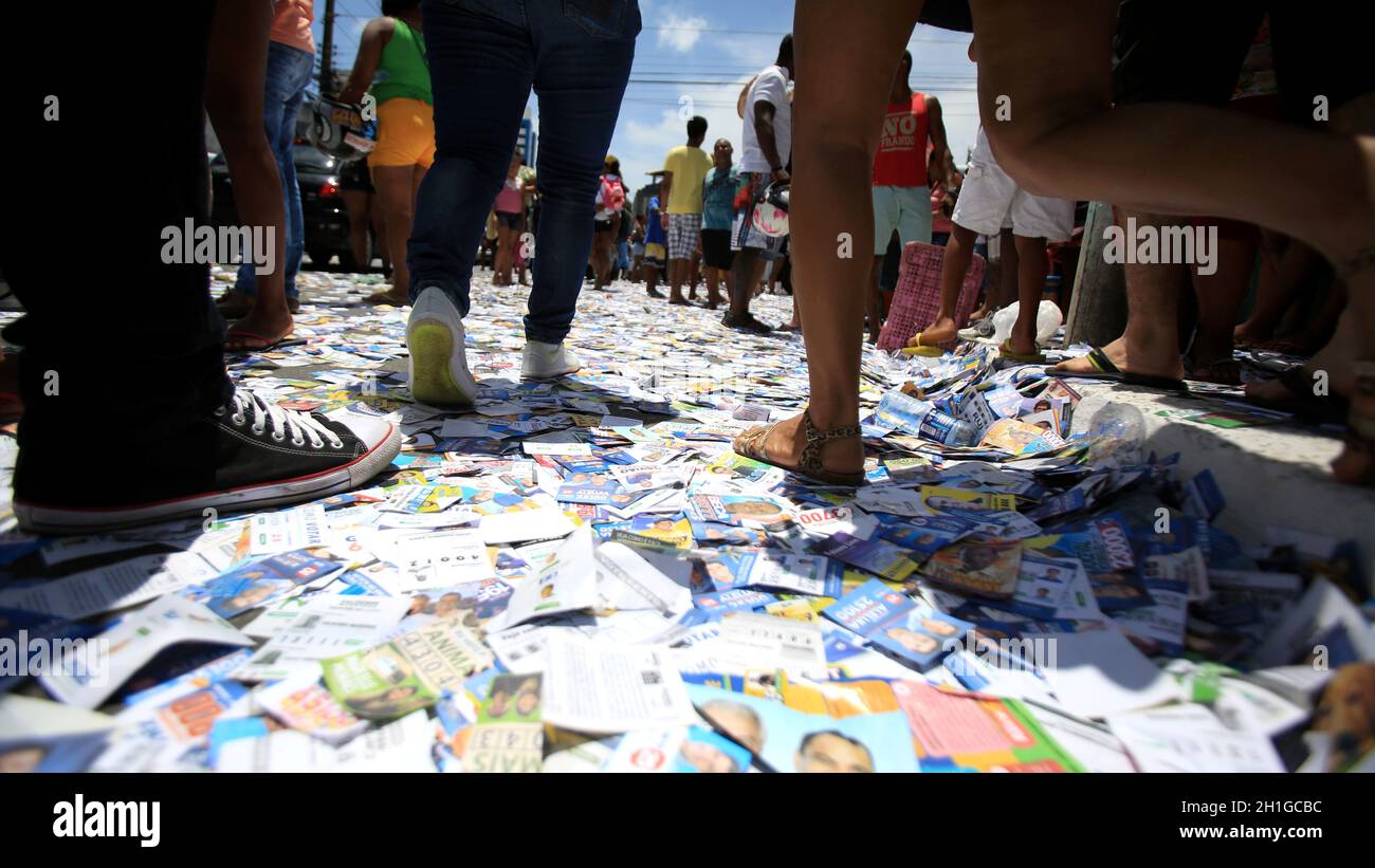 salvador, bahia / brésil - le 2 octobre 2016 : la brochure de divulgation des candidats est visible pendant les élections dans la ville de Salvador. *** Légende locale *** Banque D'Images