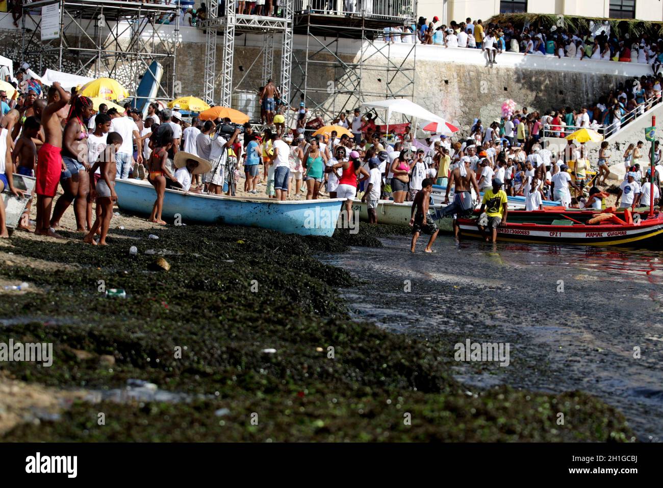 salvador, bahia / brésil - 2 février 2017: Les supporters de candomble sont vus sur la plage Rio Vermelho dans la ville de Salvador lors d'une fête à hono Banque D'Images