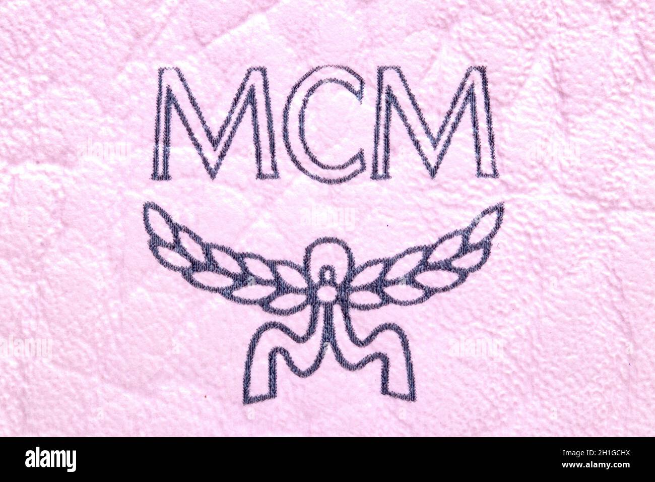 Berlin, Allemagne – 05 juin 2020. Détail d'un sac à main en cuir rose clair et coûteux affichant le logo de marque MCM de la marque de luxe mode. Macro. Banque D'Images