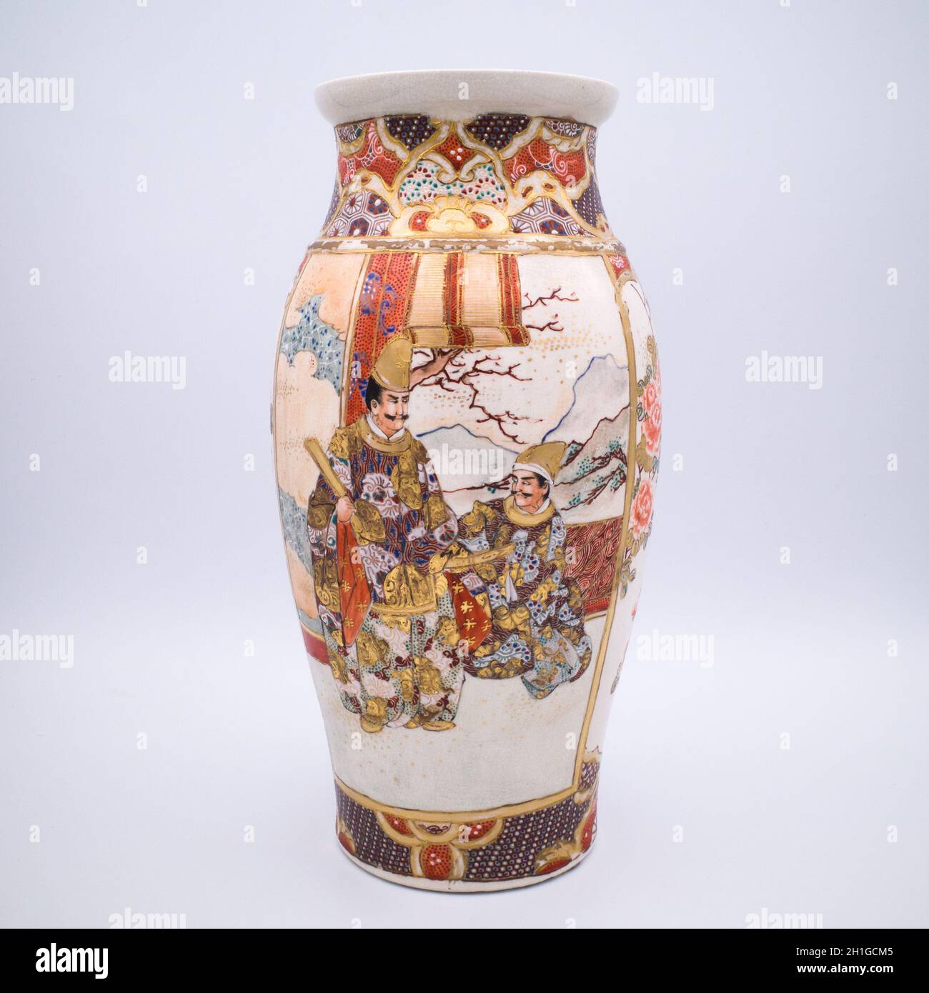 Grand vase japonais Satsuma avec scènes de figurales et décoration