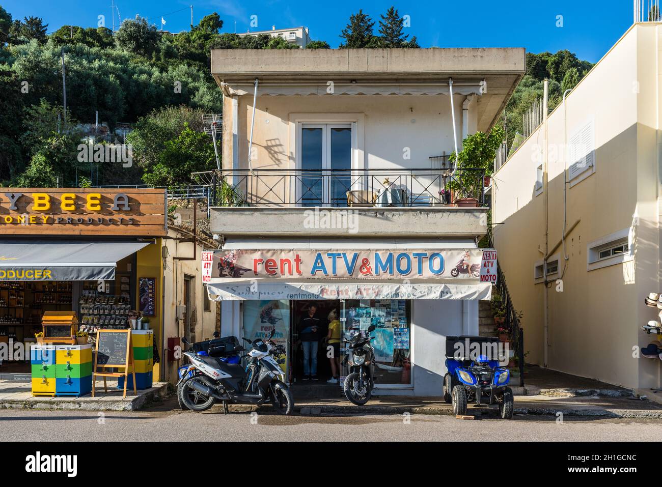 Katakolo, Grèce - 11 novembre 2019 : louez un véhicule tout terrain dans le port de Katakolo sur la côte grecque et sert de porte d'entrée Banque D'Images