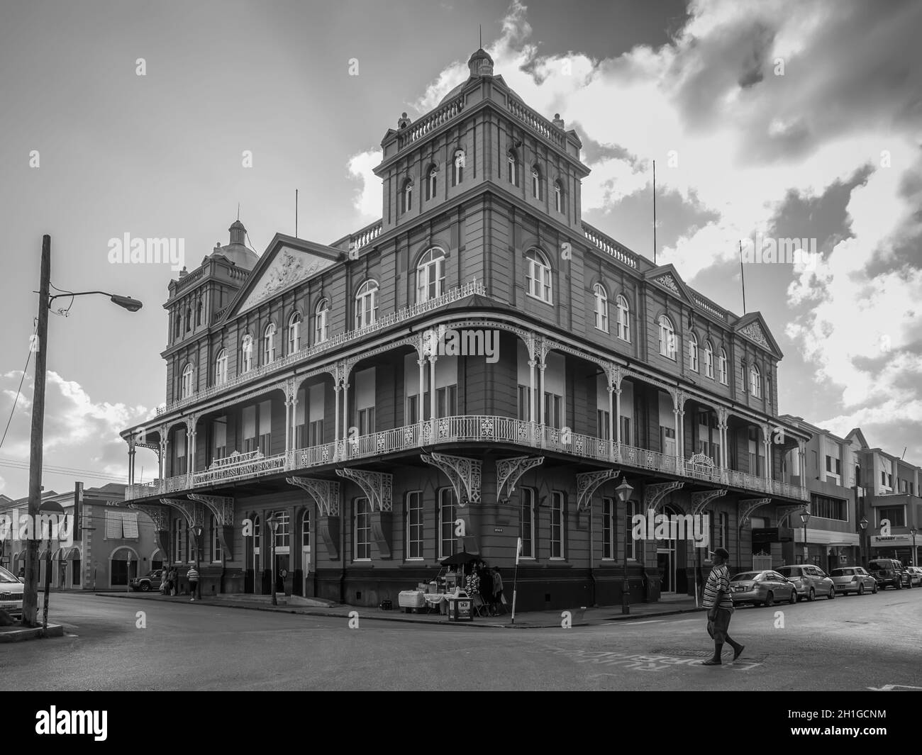 Bridgetown, Barbade - le 18 décembre 2016 : l'emblématique Barbados Mutual Life Assurance bâtiment à Bridgetown, Barbade. La photographie en noir et blanc. Banque D'Images