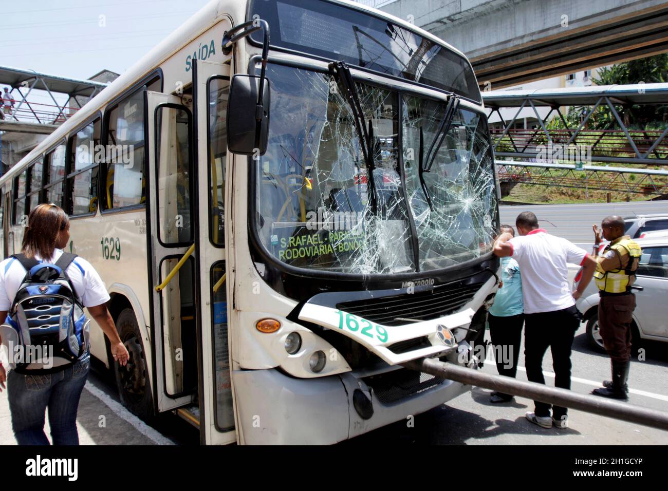 salvador, bahia / brésil - 6 janvier 2015 : bris du pare-brise d'un bus de transport public après collision avec un autre véhicule dans la ville de Salvador. *** L Banque D'Images