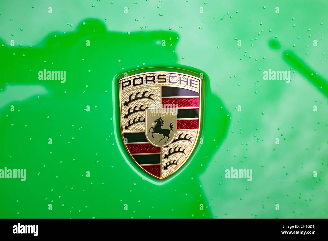 Wetzlar, Allemagne 2020 06 11: Le logo Porsche en détail. Porsche AG est un constructeur automobile allemand fondé par Ferdinand Porsche . Banque D'Images