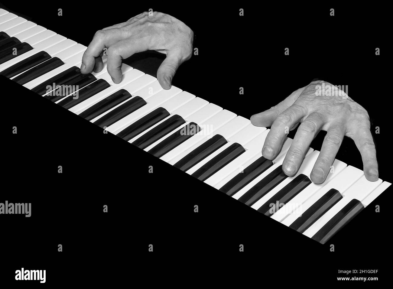 Les mains des hommes à la vue du dessus du clavier moderne d'orgue.Fond de concert de musique Banque D'Images