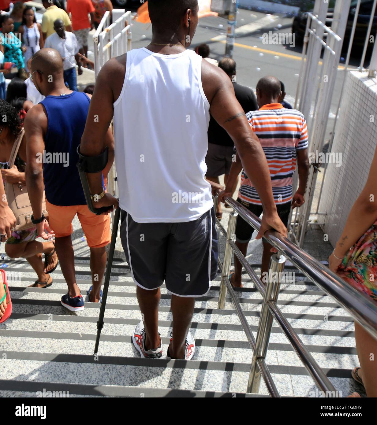 salvador, bahia / brésil - 4 septembre 2017: Les gens utilisant un mulete est vu pendant la descente des escaliers dans la ville de Salvador.*** Légende locale *** Banque D'Images