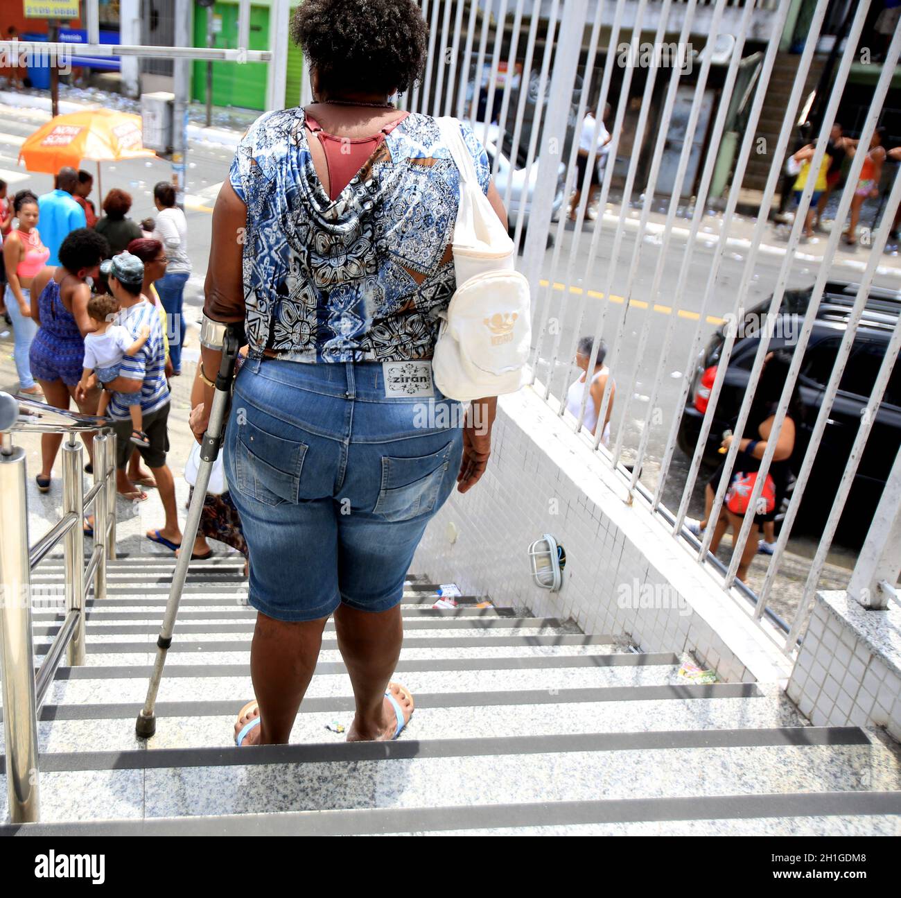 salvador, bahia / brésil - 4 septembre 2017: Les gens utilisant un mulete est vu pendant la descente des escaliers dans la ville de Salvador.*** Légende locale *** Banque D'Images
