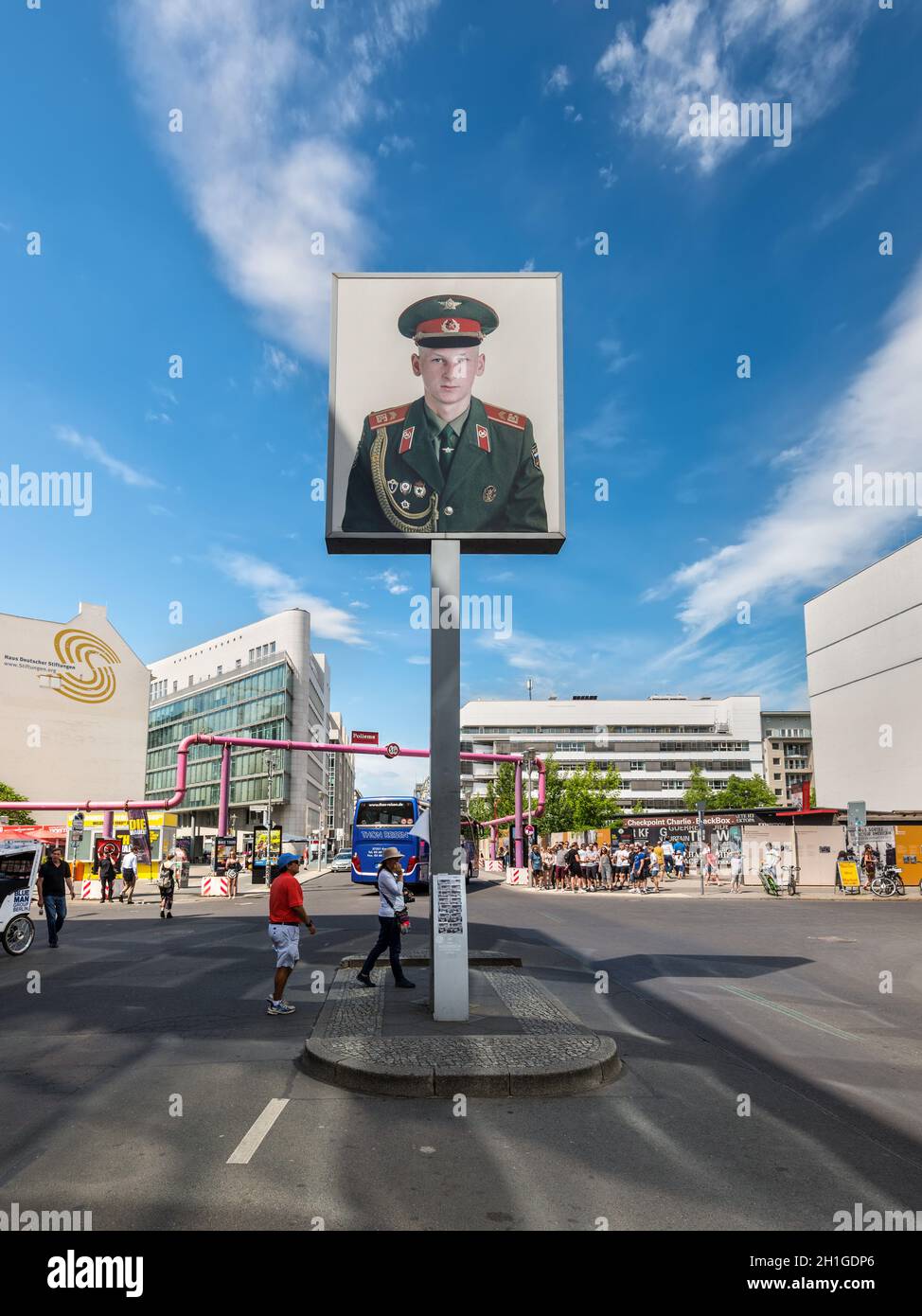 Berlin, Allemagne - le 28 mai 2017 : l'affiche de soldat russe à Checkpoint Charlie à Berlin, Allemagne. Banque D'Images