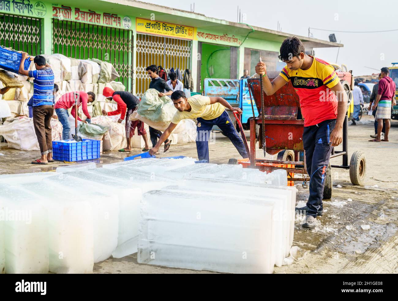 Chittagong, Bangladesh, 23 décembre 2017 : les travailleurs hachent des blocs de glace sur le marché du poisson près de la rivière Karnabuli, à Chittagong Banque D'Images