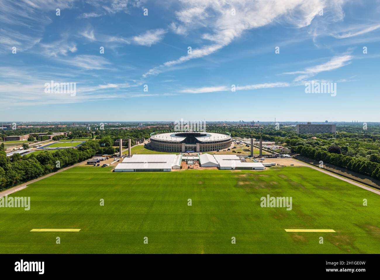 Berlin, Allemagne - le 28 mai 2017 : Vue aérienne de l'Olympia Stadium, construit pour l'été de 1936 Jeux Olympiques. Prises du haut de la tour dans les Jeux Olympiques Banque D'Images