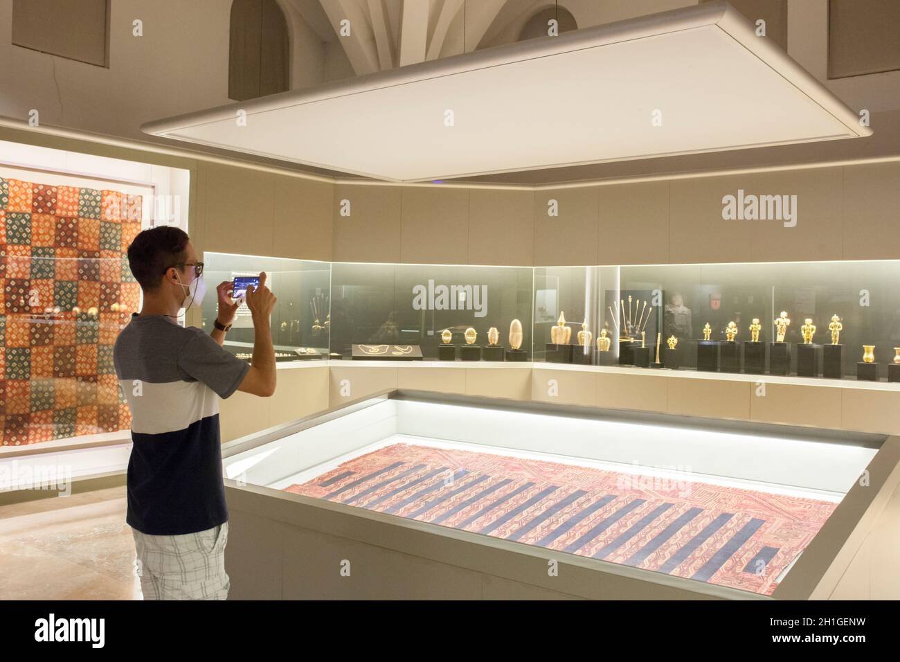 Madrid, Espagne - 11 juillet 2020 : visiteur prenant des photos du Trésor célèbre de Quimbayas d'or à la salle du Musée des Amériques, Espagne Banque D'Images