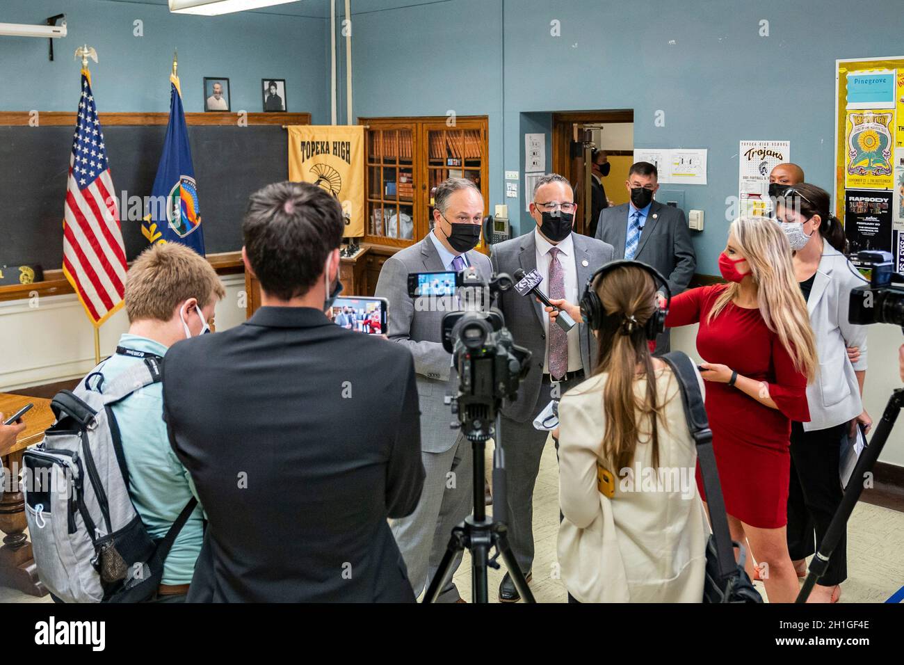 Topeka, États-Unis d'Amérique.09 août 2021.M. Douglas Emhoff, deuxième homme aux États-Unis, et Miguel Cardona, secrétaire à l'éducation, parlent avec les membres de la presse après une table ronde sur les vaccins avec des étudiants à l'école secondaire de Topeka, le 9 août 2021 à Topeka, au Kansas.Crédit : Katie Ricks/White House photo/Alamy Live News Banque D'Images