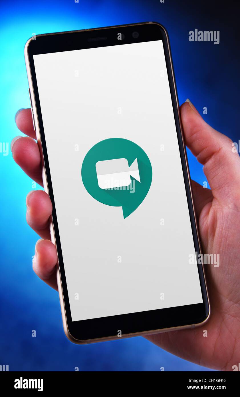 POZNAN, POL - JUN 12, 2020: Main tenant smartphone affichant le logo de Google Meet, un service de communication vidéo développé par Google Banque D'Images