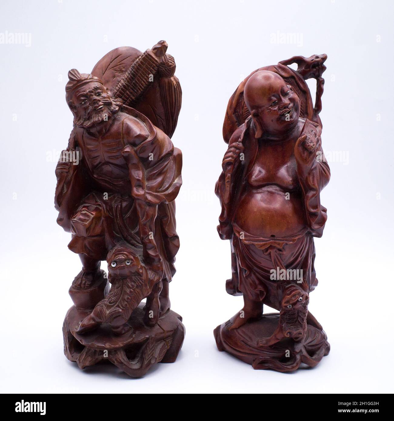 Détails sur la paire d'Antique Chinois sculptés à la main des figures de feuillus d'Immortels ou de Luohans Banque D'Images