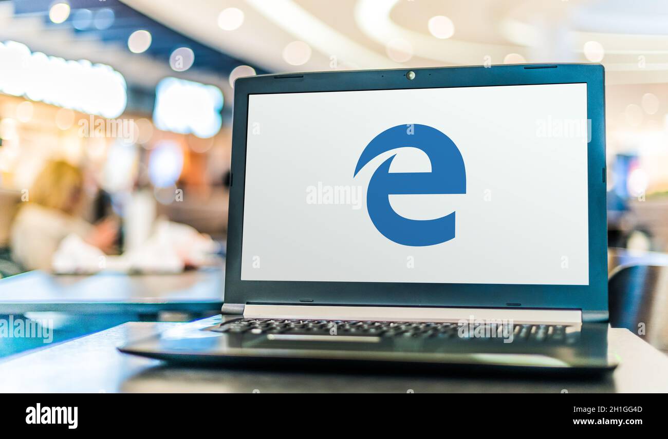 POZNAN, POL - 15 MAI 2020 : ordinateur portable affichant le logo de Microsoft Edge, un navigateur Web développé par Microsoft Banque D'Images