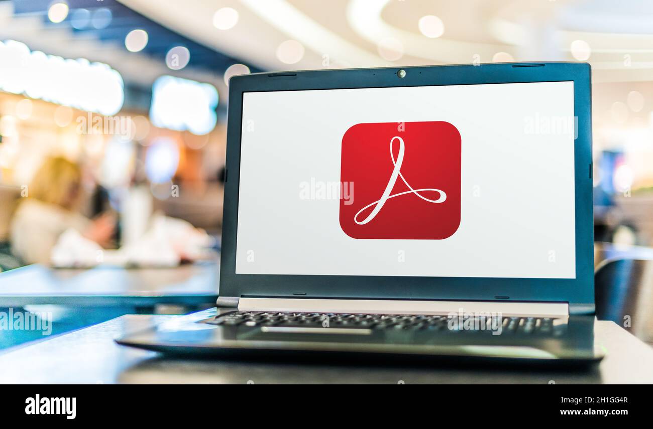 POZNAN, POL - 21 MAI 2020 : ordinateur portable affichant le logo d'Adobe Acrobat, une famille de logiciels d'application et de services Web développés par Adobe Inc Banque D'Images