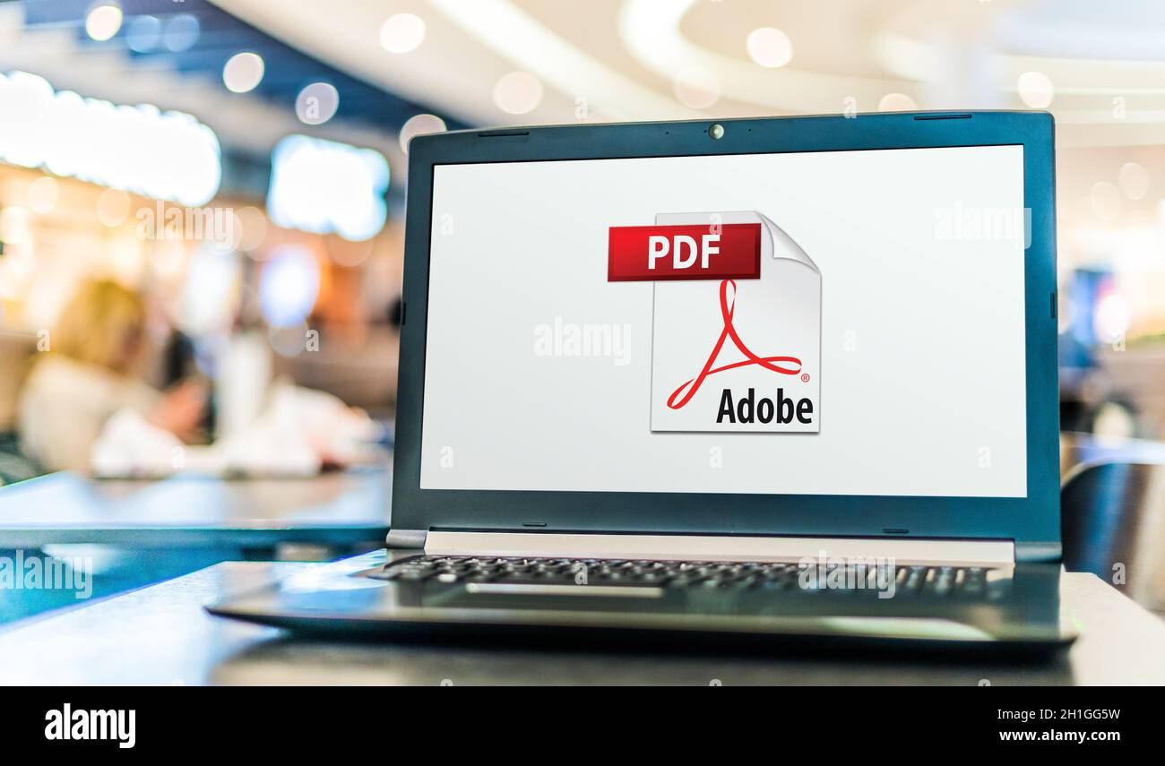 POZNAN, POL - 21 MAI 2020 : ordinateur portable affichant le logo d'Adobe Acrobat, une famille de logiciels d'application et de services Web développés par Adobe Inc Banque D'Images