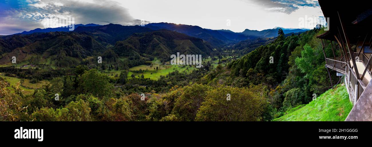 Panorama de la belle vue sur la vallée de Cocora à Salento, depuis El Mirador, situé dans la région de Quindio en Colombie Banque D'Images