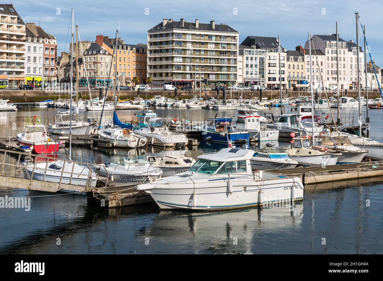 Cherbourg, France - 22 mai 2017 : des bateaux amarrés dans le port de Cherbourg-Octeville, Normandie, France. Cherbourg est la plus grande harbo artificiel Banque D'Images