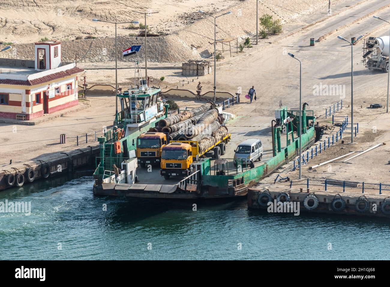 El Ferdan, Égypte - 14 novembre 2019 : gare de ferry sur une île sablonneuse au milieu du canal de New Suez, près d'Ismailia, Égypte, Afrique. Banque D'Images