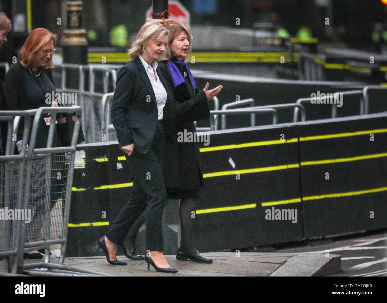 Westminster, Londres, Royaume-Uni.18 octobre 2021.Secrétaire étranger Liz Truss.Les députés marchent du Parlement jusqu'à l'église Saint-Margare (connue sous le nom de « l'église sur la place du Parlement ») dans un cortège au service commémoratif de Sir David Amess, député de Southend-Ouest, qui a été poignardé lors de la chirurgie de sa circonscription.Credit: Imagetraceur/Alamy Live News Banque D'Images