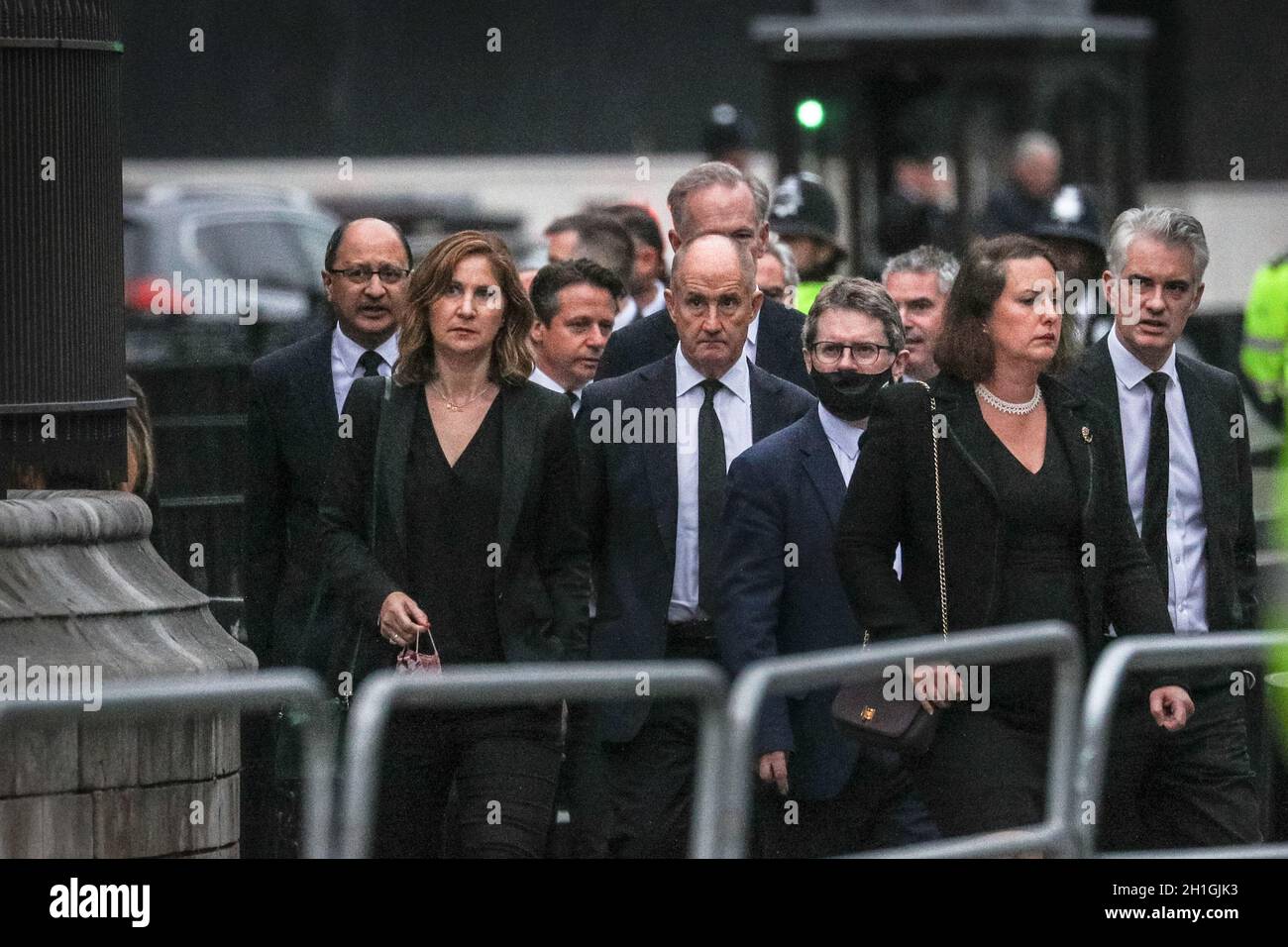 Westminster, Londres, Royaume-Uni.18 octobre 2021.Les députés marchent du Parlement jusqu'à l'église Saint-Margare (connue sous le nom de « l'église sur la place du Parlement ») dans un cortège au service commémoratif de Sir David Amess, député de Southend-Ouest, qui a été poignardé lors de la chirurgie de sa circonscription.Credit: Imagetraceur/Alamy Live News Banque D'Images