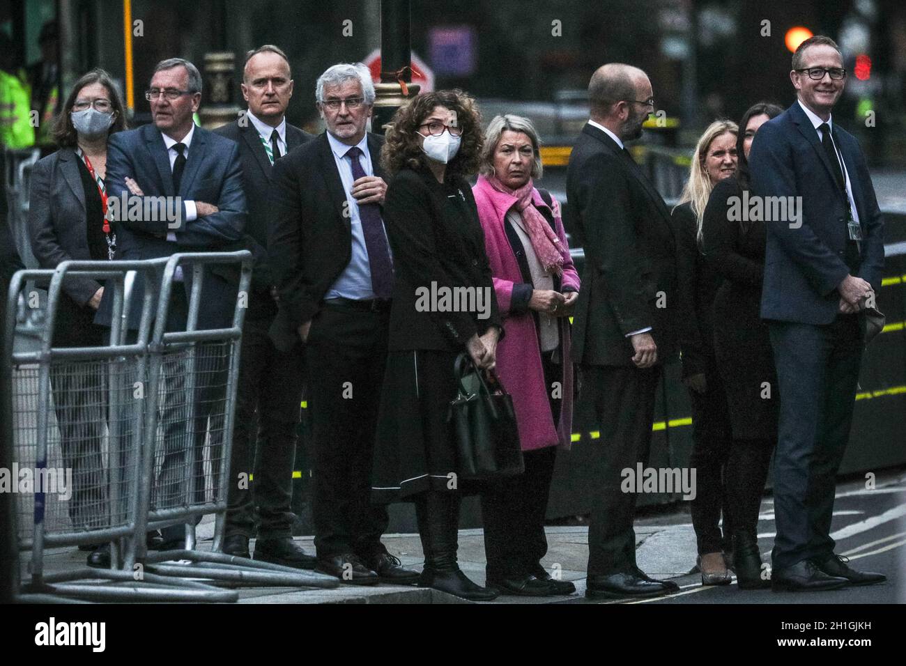 Westminster, Londres, Royaume-Uni.18 octobre 2021.Les députés attendent d'entrer dans l'église, les députés marchent du Parlement jusqu'à l'église Sainte-Margare (connue sous le nom de « l'église sur la place du Parlement ») dans un cortège au service commémoratif de Sir David Amess, député de Southend-Ouest, qui a été poignardé lors de la chirurgie de sa circonscription.Credit: Imagetraceur/Alamy Live News Banque D'Images
