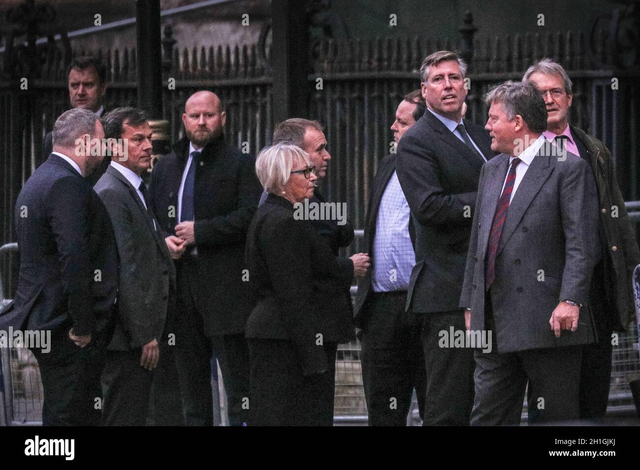 Westminster, Londres, Royaume-Uni.18 octobre 2021.Les députés marchent du Parlement jusqu'à l'église Saint-Margare (connue sous le nom de « l'église sur la place du Parlement ») dans un cortège au service commémoratif de Sir David Amess, député de Southend-Ouest, qui a été poignardé lors de la chirurgie de sa circonscription.Credit: Imagetraceur/Alamy Live News Banque D'Images