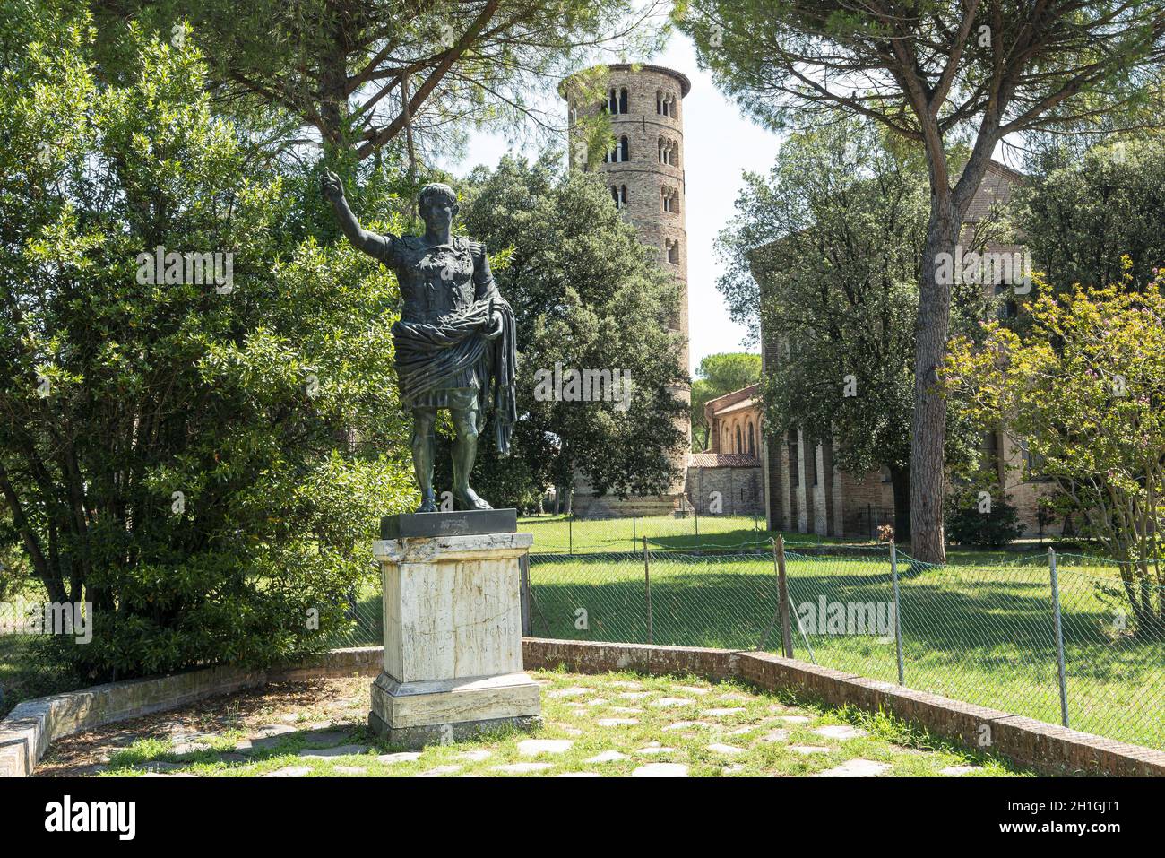 Statues de l'empereur César Augustus dans le parc en face de l'église de S. Apollinare en classe à Ravenne, Italie Banque D'Images