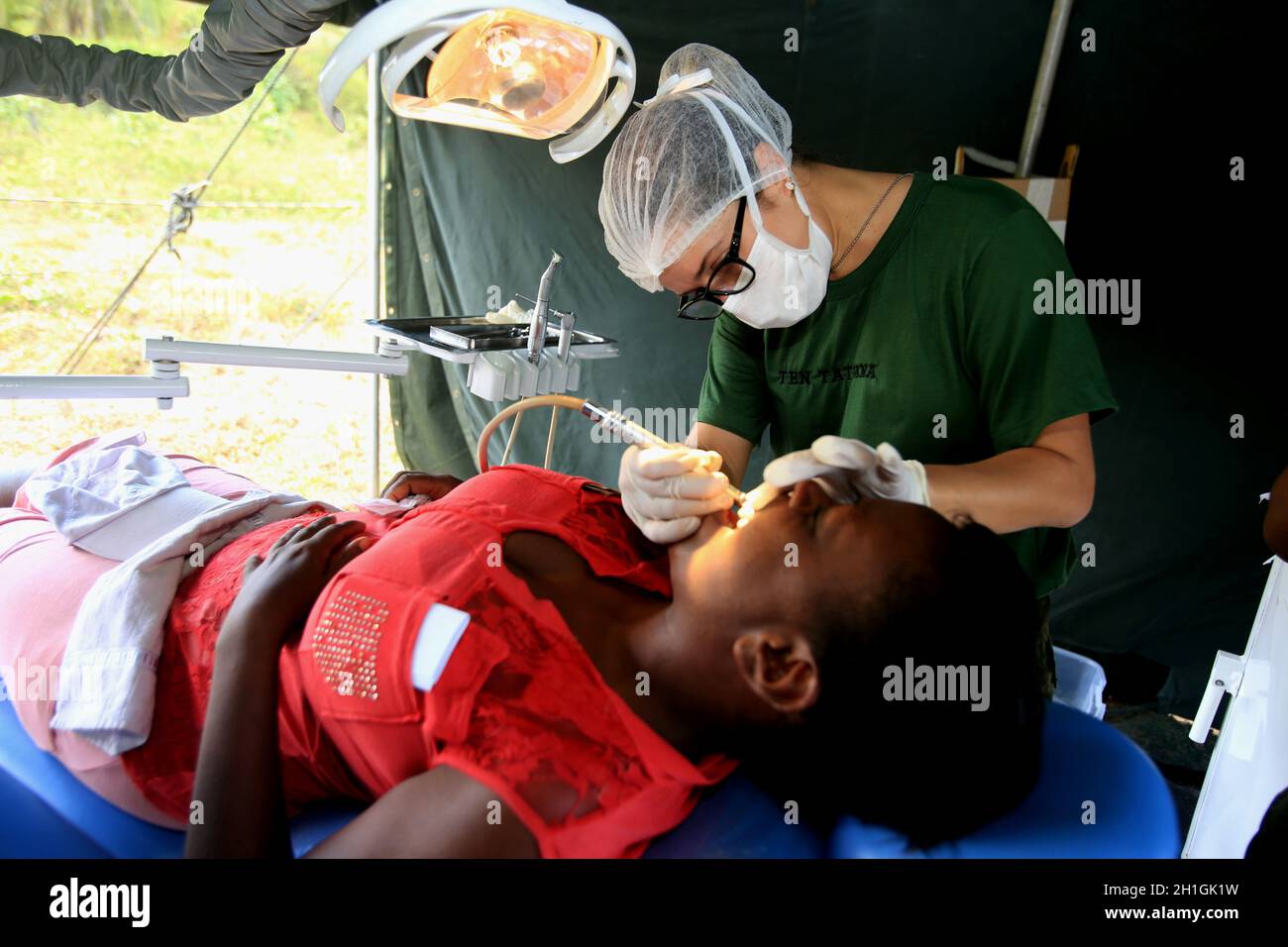 salvador, bahia / brésil - 4 novembre 2015: Dentiste de la marine du Brésil est vu pendant l'action sociale sur Ilha de Mare dans la ville de Salvador. Banque D'Images