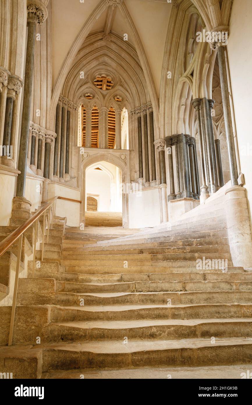 WELLS, Royaume-Uni - 07 octobre 2011.Escalier en pierre menant à la Maison du Chapitre dans la cathédrale de Wells.Wells, Somerset, Royaume-Uni Banque D'Images