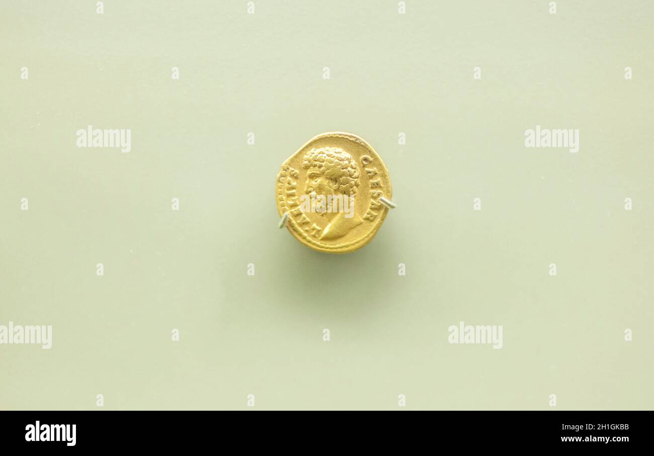 Merida, Espagne - 25 août 2018 : pièce d'or César romain Lucius Aelius. Musée national d'art romain de Mérida, Espagne Banque D'Images