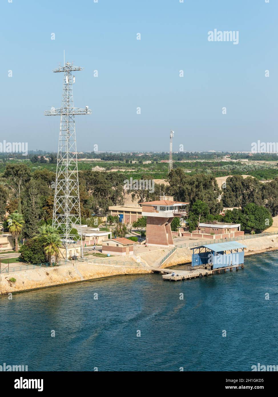Ismailia, Egypte - 14 novembre 2019 : vue sur la Tour de contrôle de la circulation et le quai sur la rive du canal de Suez en Egypte. Banque D'Images